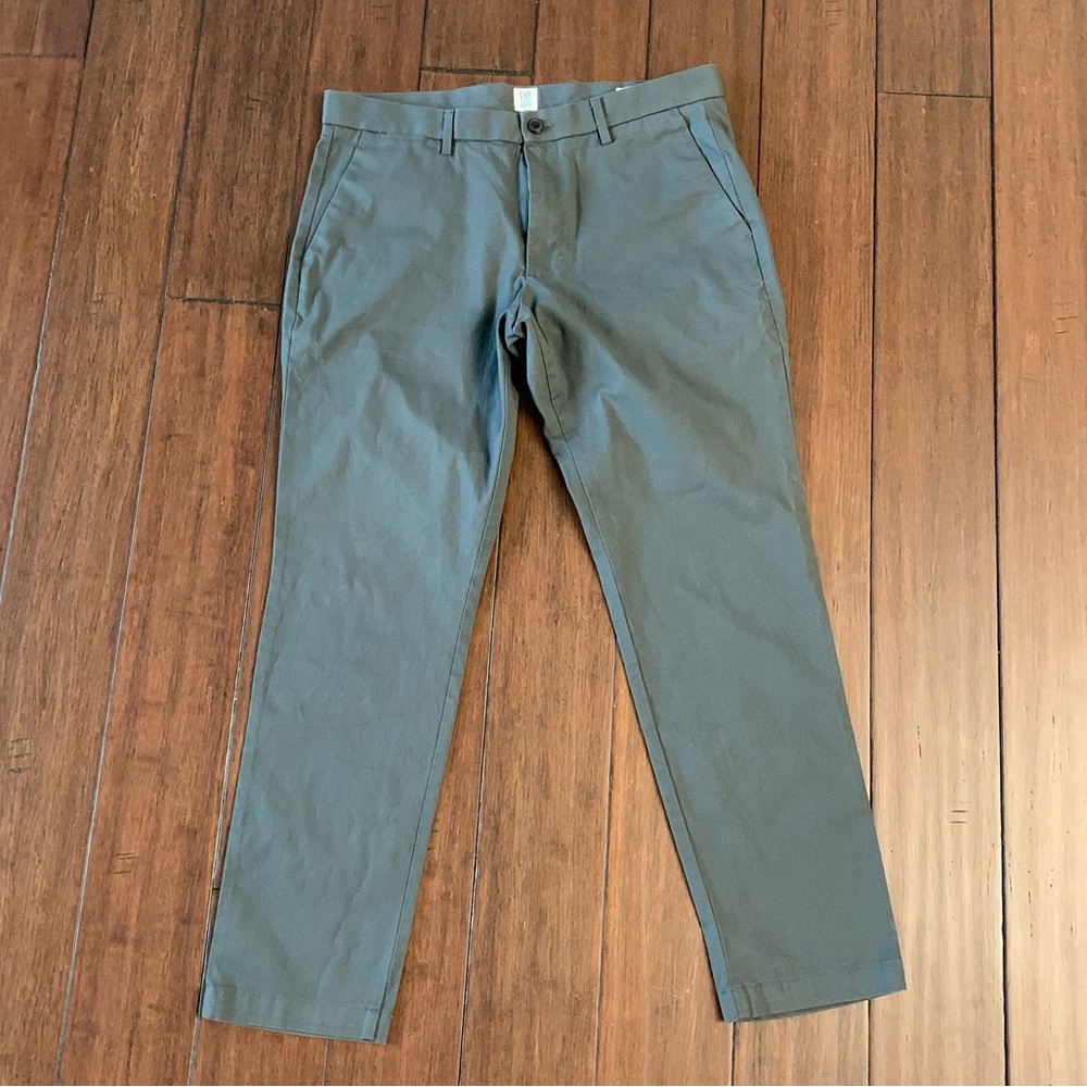 Men’s Gap Slim Khakis 33x30